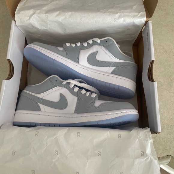 Women’s Air Jordan 1 Low “White Wolf Grey” - Picture 1 of 4
